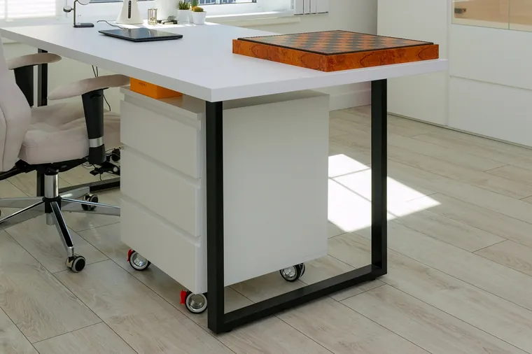 Schreibtisch auf Stahlgestell mit Rollcontainer