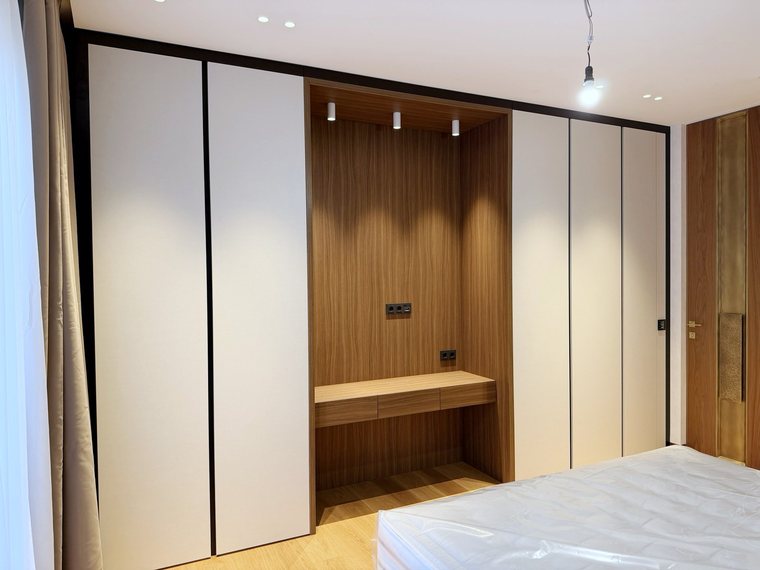 Einbauschrank nach Maß mit Nische in Nussbaum