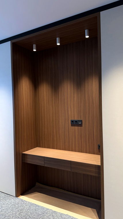 Garderobe aus Nussbaum mit Sitzbank und Beleuchtung