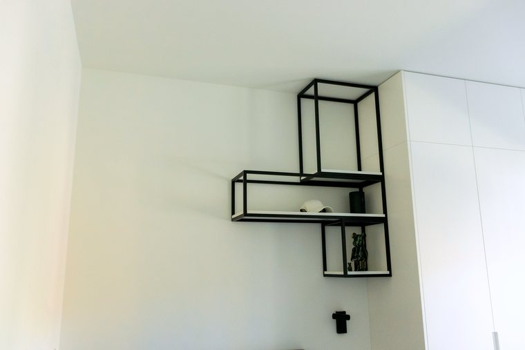 Wandregal aus schwarzem Stahl im Jugendzimmer