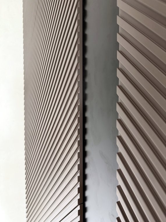 Lamellenpaneele mit diagonaler Struktur, Detail