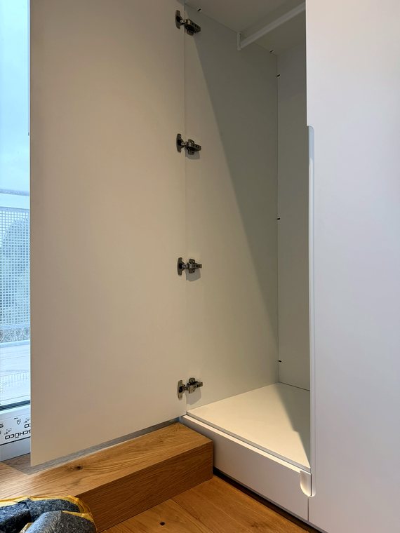 Geöffneter Einbauschrank mit Topfscharnieren und Einlegeboden