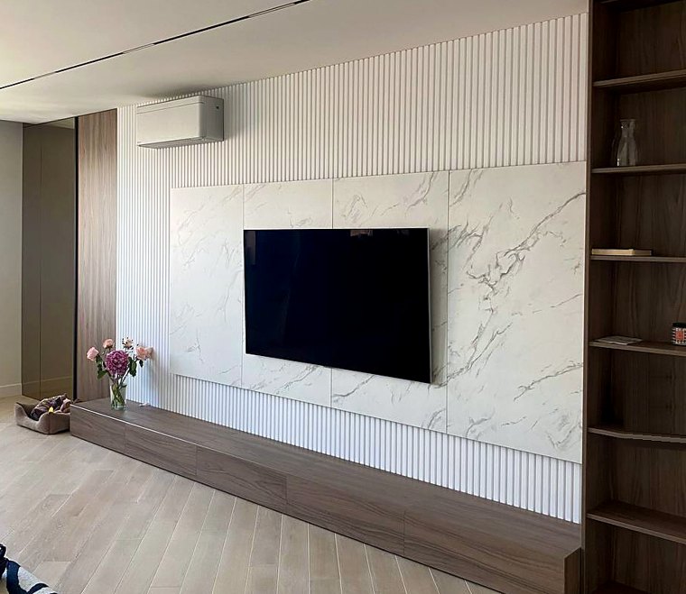 TV-Wand nach Maß mit Marmorplatten und Lamellen