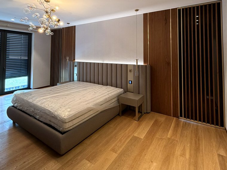 Schlafzimmer mit Wandpaneelen und Lamellen