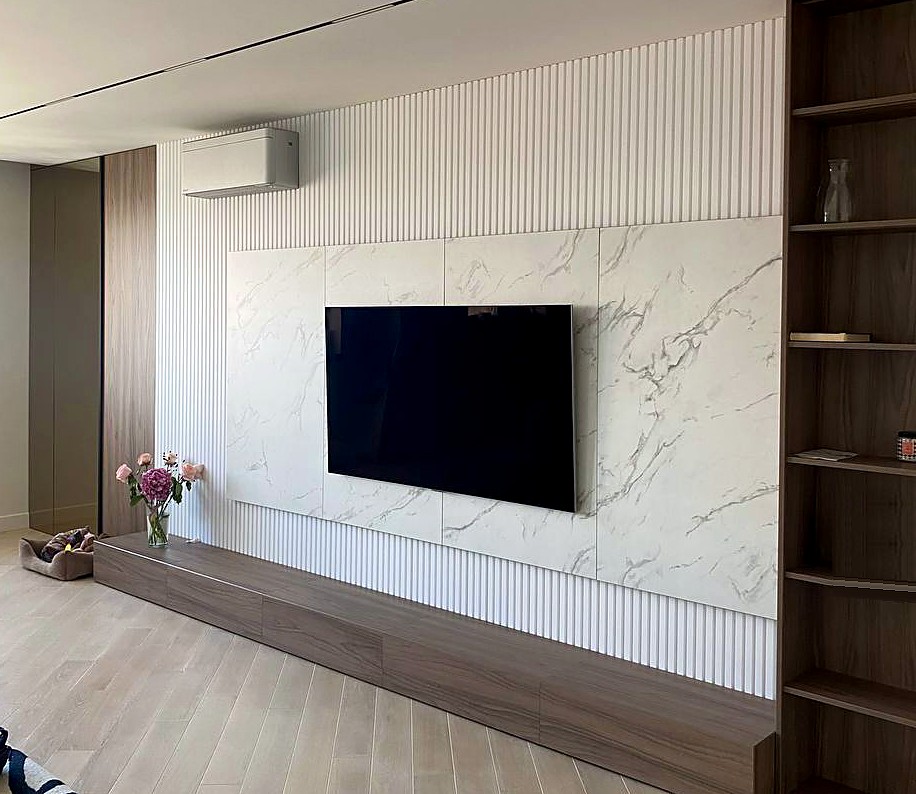TV-Wand nach Maß mit Marmorplatten, Lamellen, Lowboard und Regalwand in Nussbaum